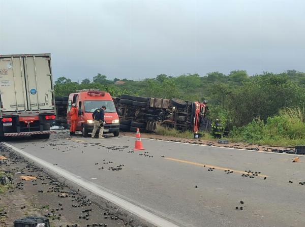 Caminhão-baú tomba na BR-116 entre Serrinha e Santa Bárbara; condutor do veículo morreu no local