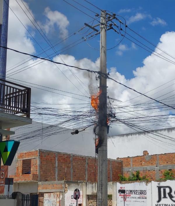 Serrinha: Fiação de internet pega fogo e assusta motoristas e pedestres no centro