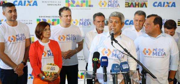 Prefeito de Serrinha participa do lançamento do Programa Pé-de-Meia na Bahia